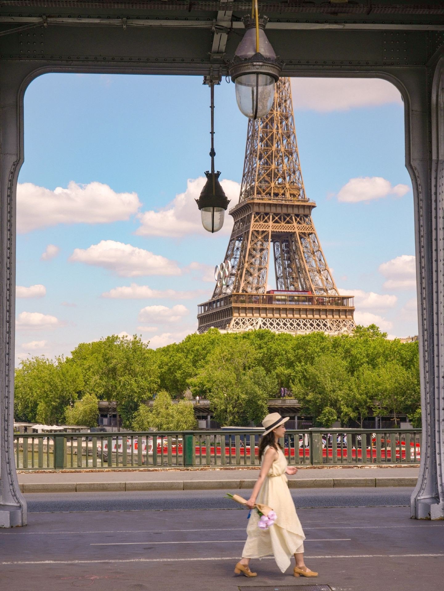 Strolling on Pont de Bir-Hakeim